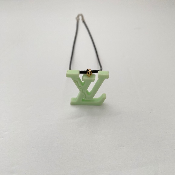 Green LV Necklace - Picture 4 of 8